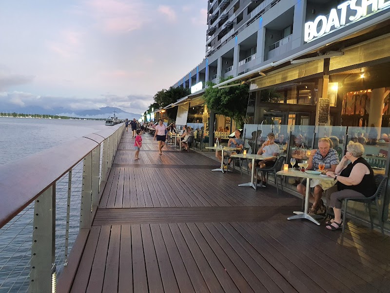 The 부두, Cairns